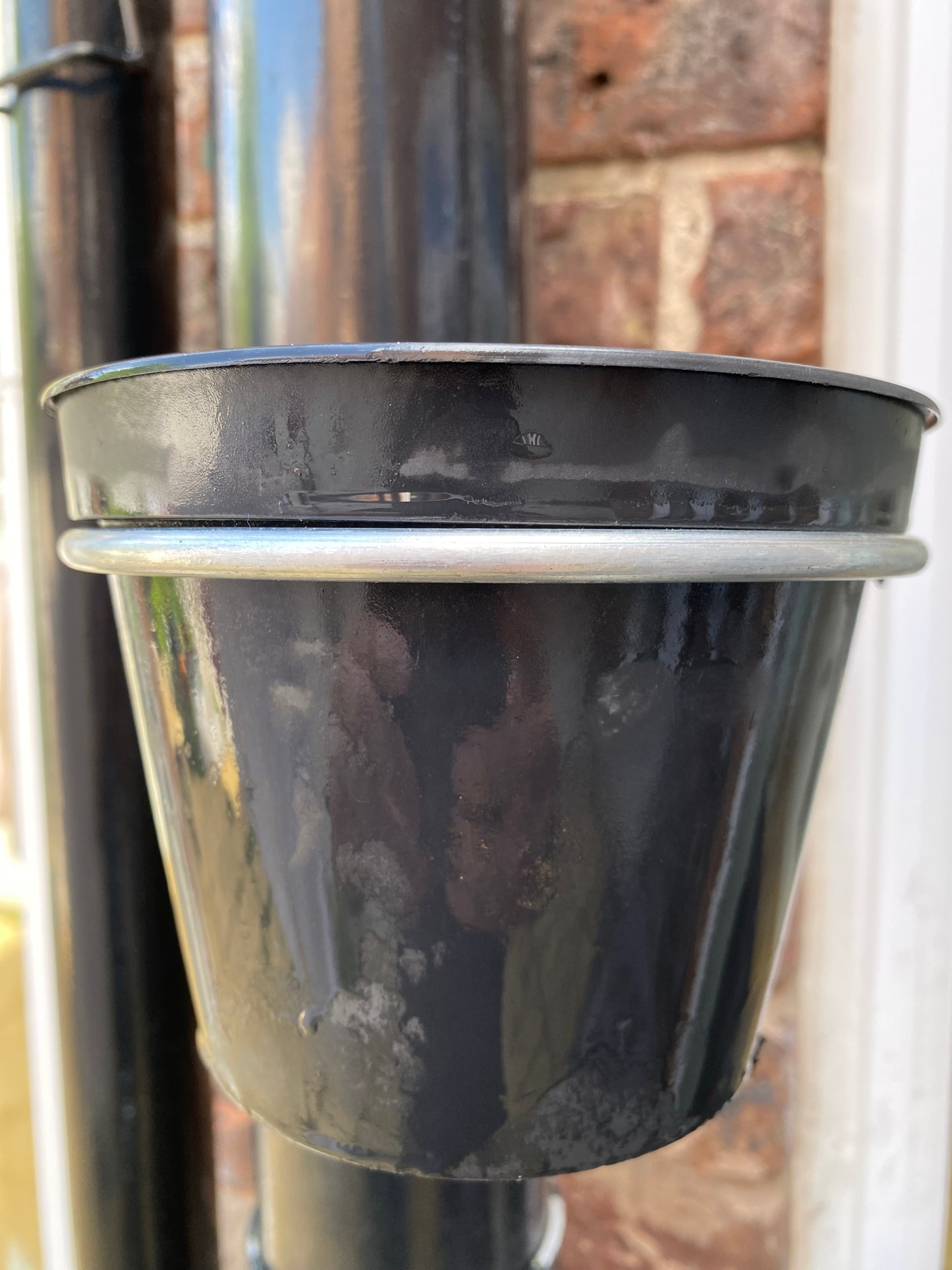 WOW_Plant_Pot_Holder_by_PotMagic-Fits_any_post_from_50mm_to_180mm_DIA_fitting instructions-step5-fit pot holding ring and plant pot