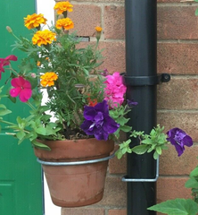 drainpipe-plant-pot-hanger-potmagic-gardening-tips-horticulture-pots-drainpipe-install-6-seconds